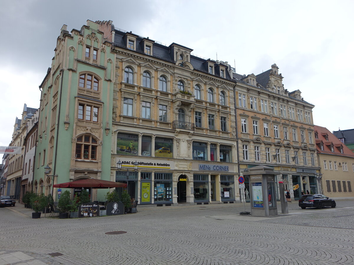Zwickau, Huser und Geschfte an der Sdseite des Hauptmarkt, ganz rechts das Robert Schumann Haus (13.08.2023)