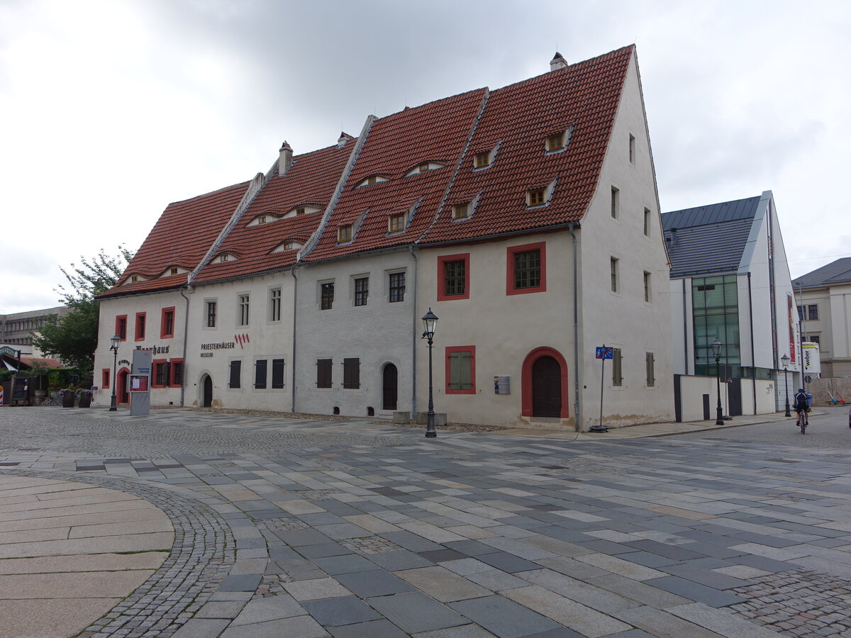 Zwickau, Priesterhuser am Domplatz, vier Gebude mit steilen gotischen Giebeln, erbaut im 13. Jahrhundert (13.08.2023)