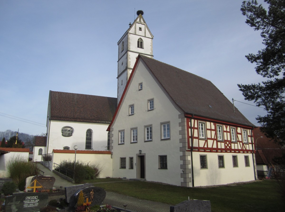 Zwiefaltendorf, sptgotische St. Michael Kirche und Pfarrhaus (24.12.2013)