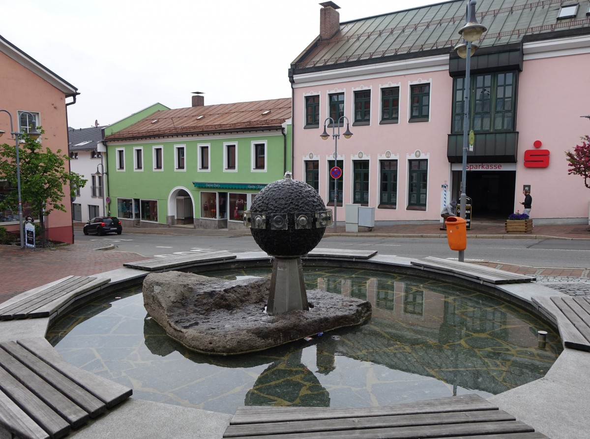 Zwiesel, Erich Schott Brunnen von 1975 am unteren Ende vom Stadtplatz (24.05.2015)