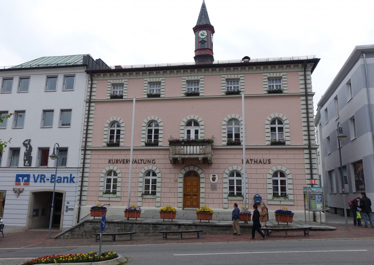 Zwiesel, Rathaus am Stadtplatz, Dreigeschossiger palazzoartiger Walmdachbau, erbaut 1838, Dachreiter von 1876 (24.05.2015)