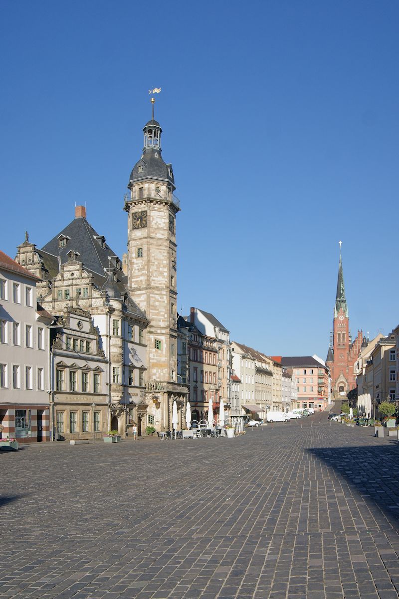 Zwischen 1562 und 64 wurde das Altenburger Rathaus im Stile der Renaissance erbaut und gilt heute als eines der bedeutendsten Renaissance-Rathuser Deutschlands. Am Ende des Marktplatzes ist die 1902-05 erbaute Brderkirche zu sehen. (24.06.2016)