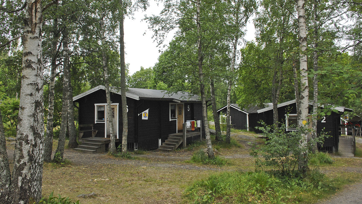 Zwischen Wald und See liegt die Jugendherberge »Hellasgården«. Die Hütten befinden sich am Kålltorpssjön südöstlich vom Stadtzentrum Stockholms. Aufnahme: 24. Juli 2017.