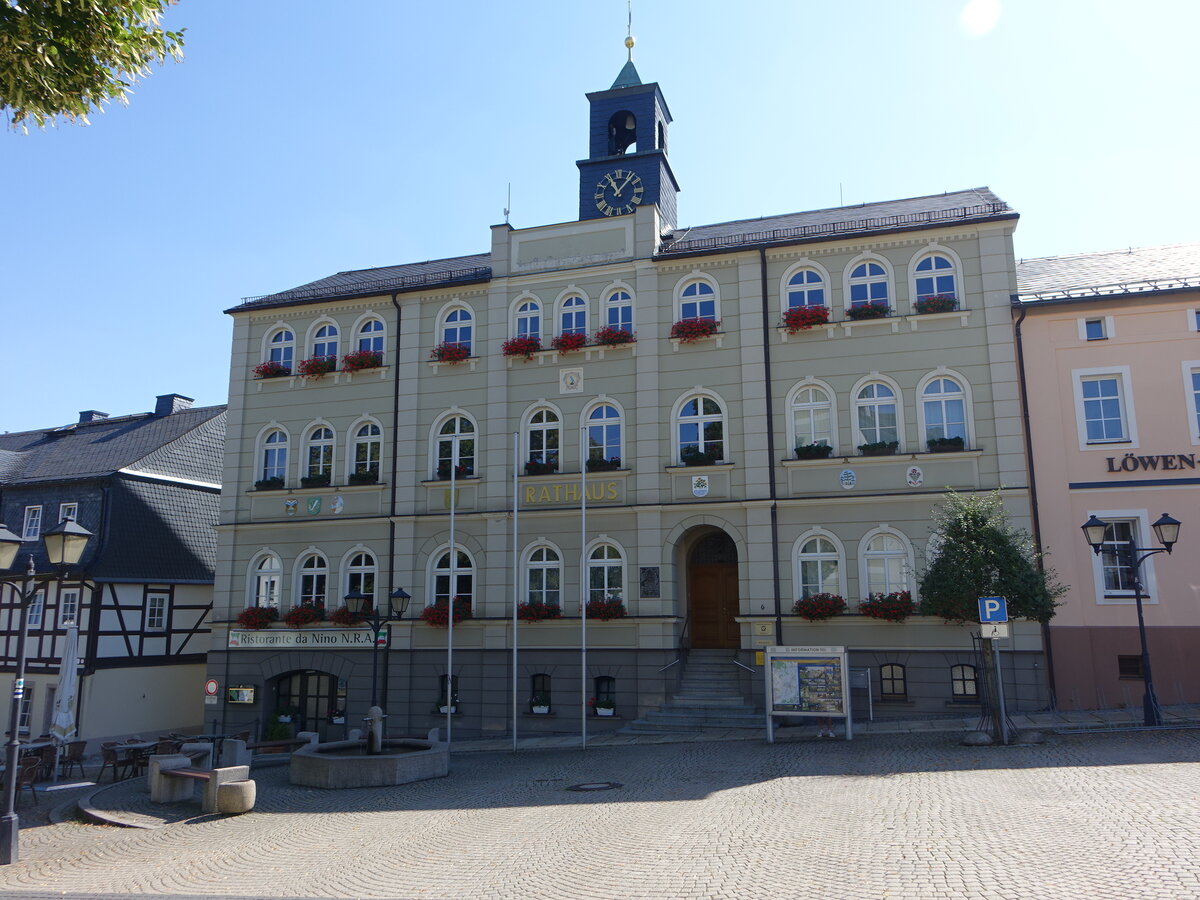 Zwnitz, Rathaus am Markt, dreigeschossiger massiver Putzbau mit hohem Sockelgeschoss, erbaut 1878 (19.08.2023)