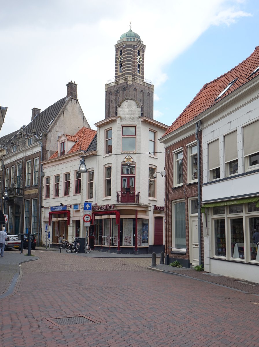 Zwolle, Huser und Kirchturm der Liebfrauenkirche in der Luttekestraat (23.07.2017)