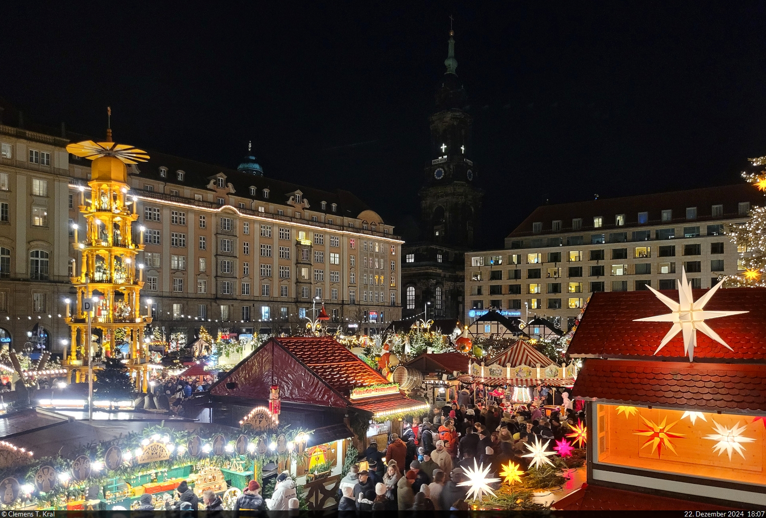 590. Dresdner Striezelmarkt auf dem Altmarkt in Dresden, mit Pyramide, Kreuzkirche und natrlich Menschengedrnge.

🕓 22.12.2024 | 18:07 Uhr