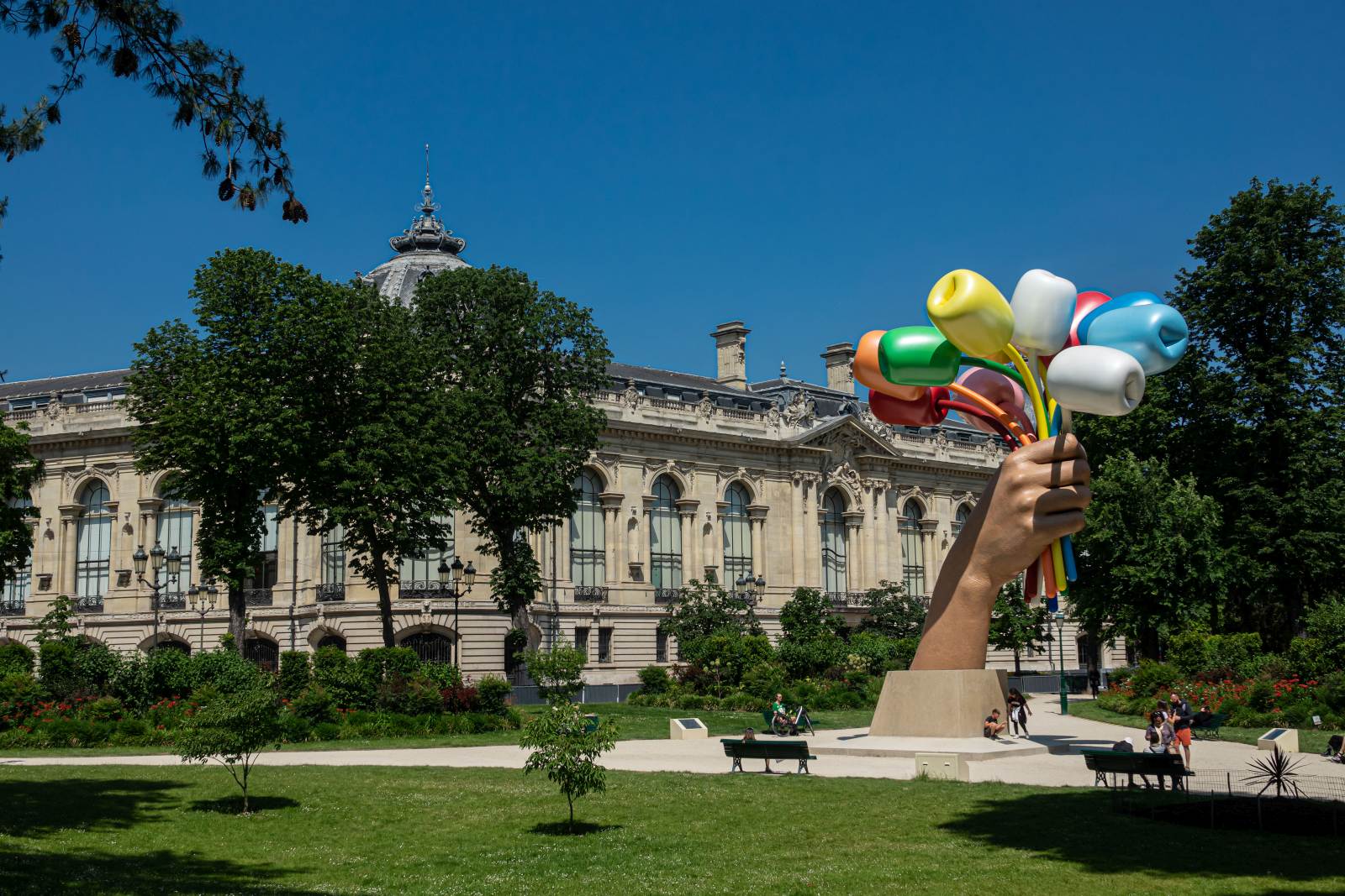 “Bouquet of Tulips” by Jeff Koons (Tulipes de Jeff Koons). Eine aussergewhnliche Installation in Paris, fotografiert in Juni, 2023.