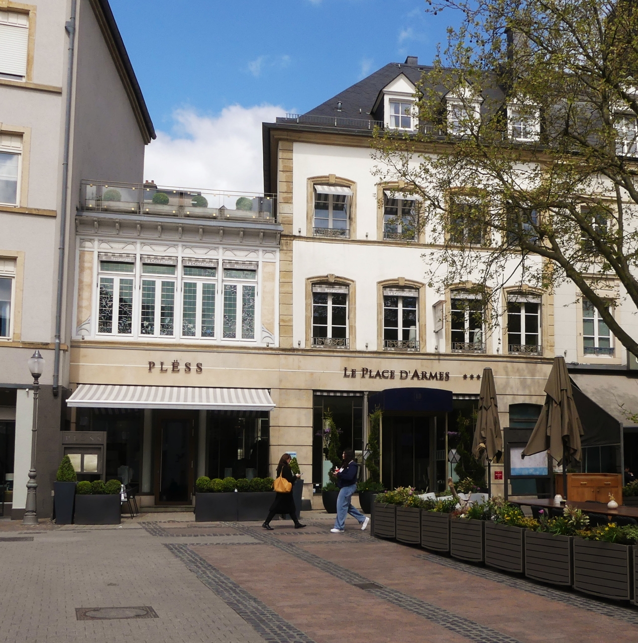 Alte Fassade an der Place d’Armes, (Plss), sogar der Name des hiesigen Platzes in der Stadt Luxemburg, ist an der Huserwand angebracht. 04.2024