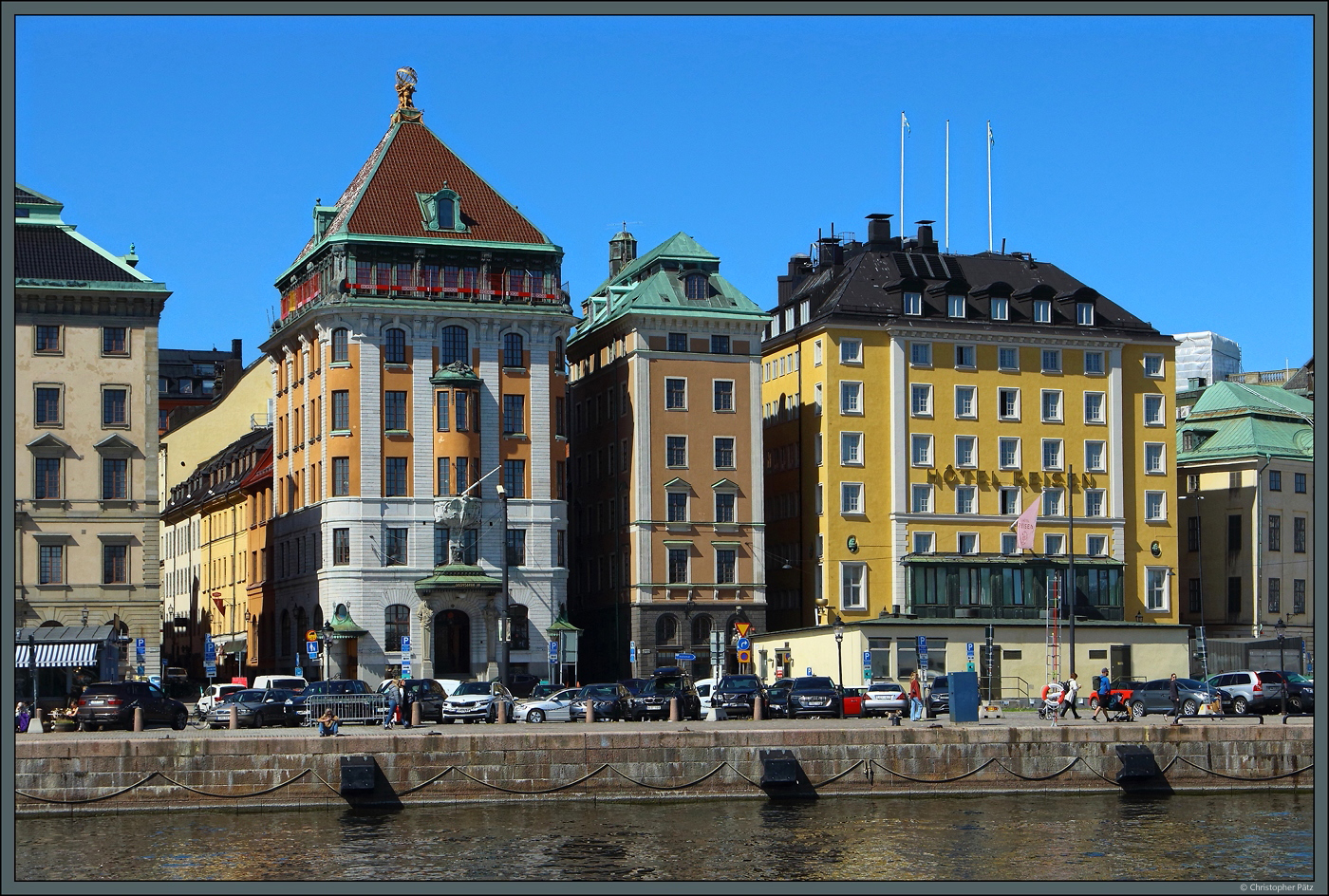 Alte Hotels und Geschftshuser am Nybrokayen unmittelbar neben dem kniglichen Palast im Stadtzentrum von Stockholm. (18.05.2023)