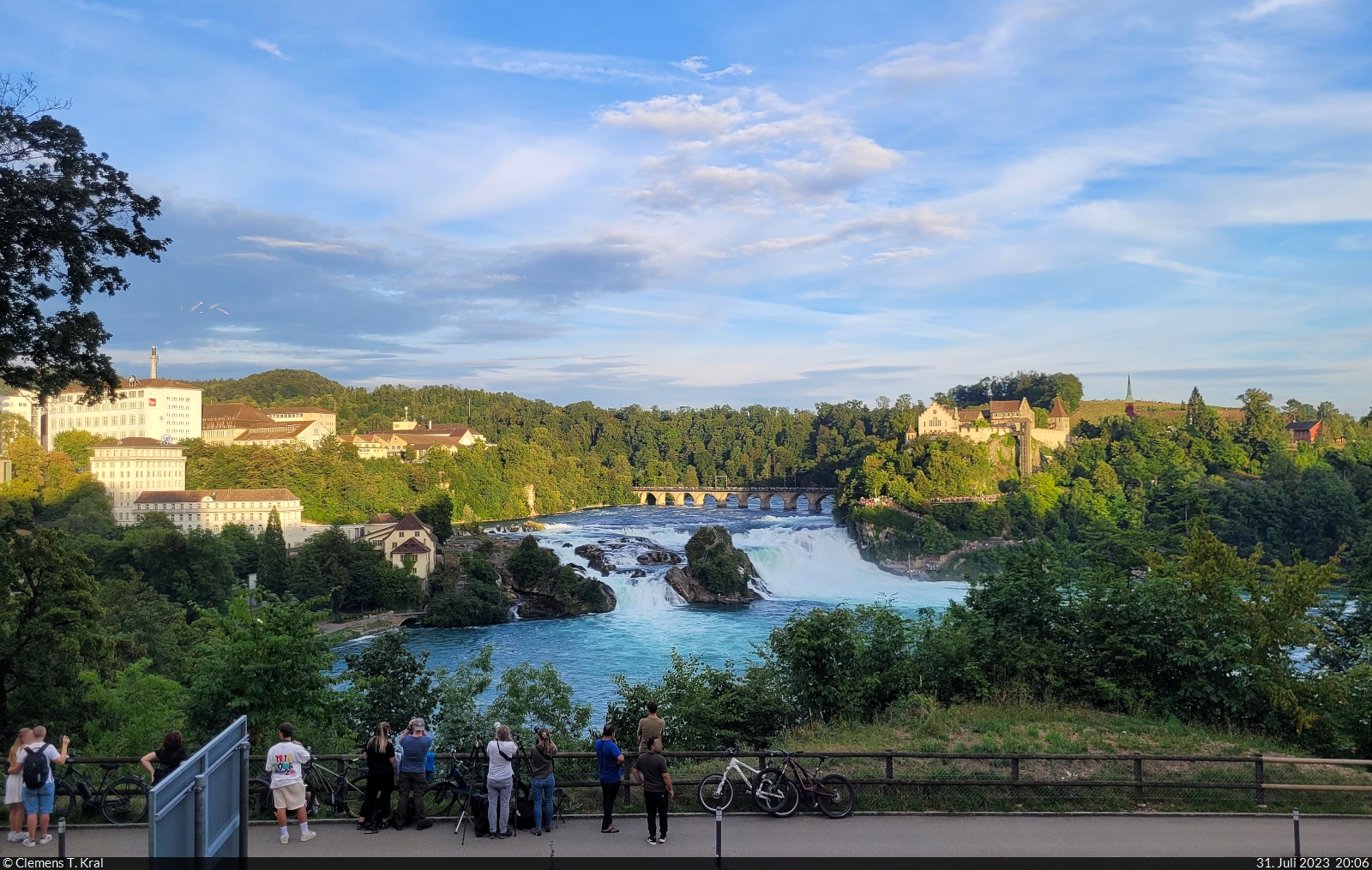 Am Abend vor dem Schweizer Nationalfeiertag in Neuhausen am Rheinfall: Die Sonne legt sich bald schlafen, aber die Besucher werden immer zahlreicher und warten auf das Feuerwerk, das traditionell am 31. Juli ber dem Rheinfall gezndet wird. Vorher gibt es noch eine Flugshow des PC-7 Teams und des Super Puma Display Teams der Schweizer Luftwaffe.
Die Flugzeuge sind auf dem Bild ganz klein zu sehen: am linken Bildrand ber dem Schornstein. Wer erkennt sie?

🕓 31.7.2023 | 20:06 Uhr