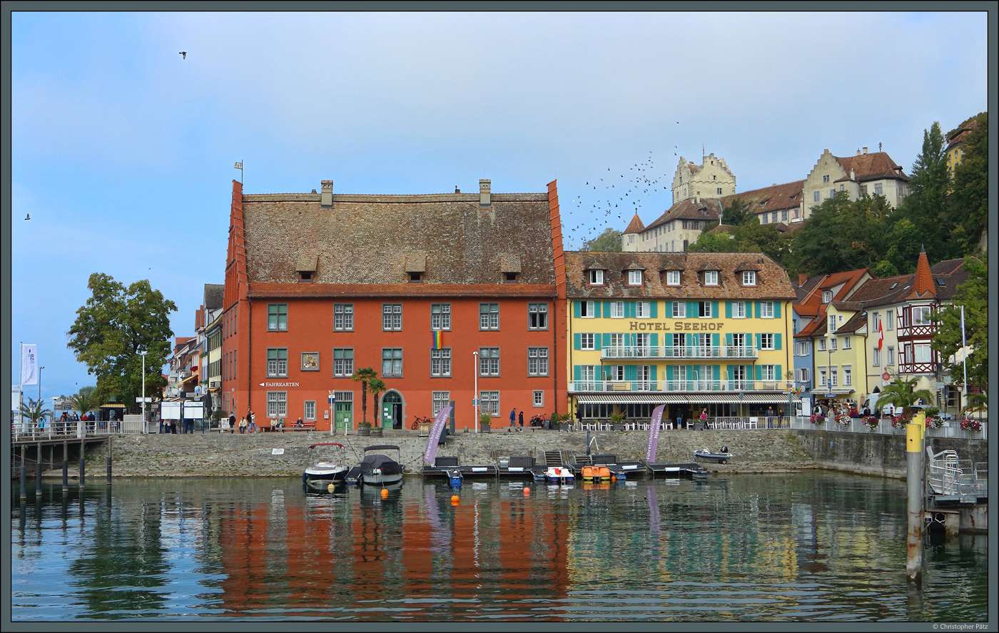 Am Hafen von Meersburg steht das Gredhaus, ein 1505-1509 errichtetes Lager- und Handelshaus. ber den Husern thront die Burg Meersburg, welche als lteste bewohnte Burg Deutschlands gilt. (06.10.2023)