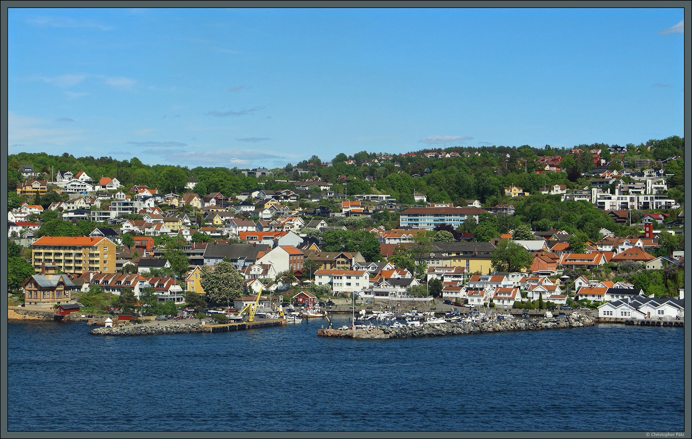 Am Ostufer des Oslofjords liegt die Stadt Drbak mit ihrem Hafen, im Sommer ein beliebtes Touristenziel. (28.05.2023)