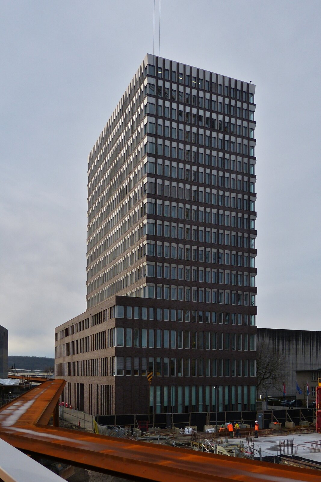 An diesem Hochhaus fhrt das Vlodukt in Belval Universit vorbei. 01.2023