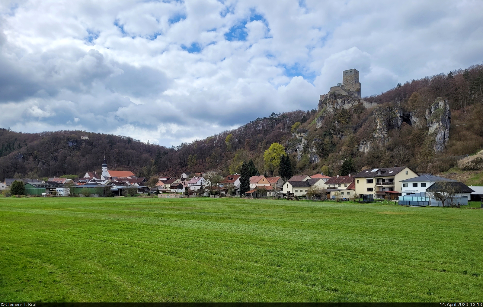 Angekommen mit dem Fahrrad im Markt Wellheim, der mit Bauwerken wie einer Burg und einer Kirche namens  St. Andreas  aufwartet.

🕓 14.4.2023 | 13:13 Uhr