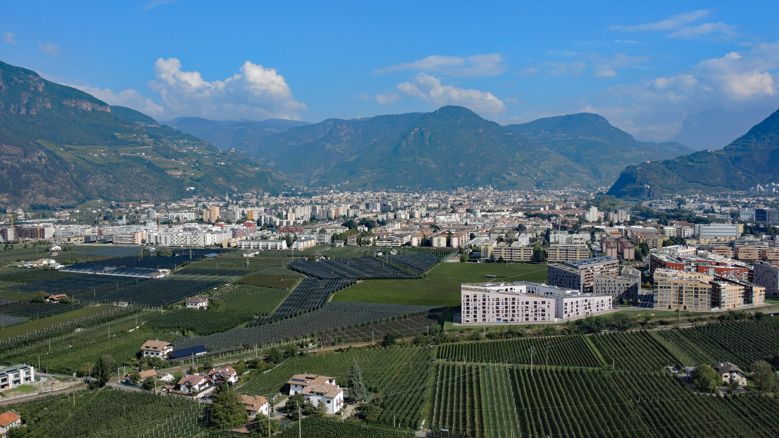 Ausblick auf Bozen in Richtung Ost. Vom Schloss Sigmundskron aufgenommen am 06.10.2014.