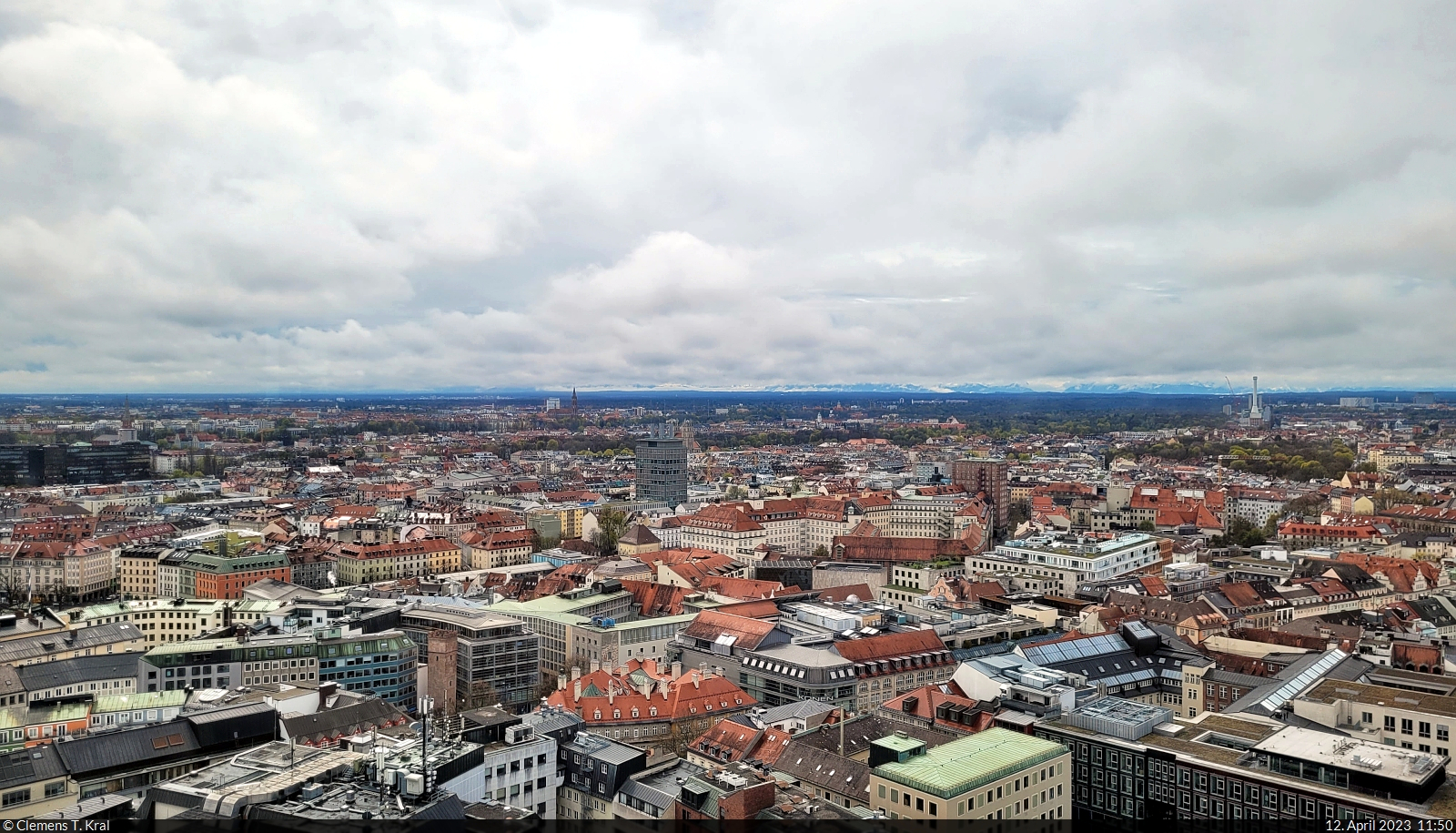 Aussicht von der Frauenkirche in Mnchen Richtung Sdwesten. Am Horizont sind bereits die Alpen zu sehen.

🕓 12.4.2023 | 11:50 Uhr