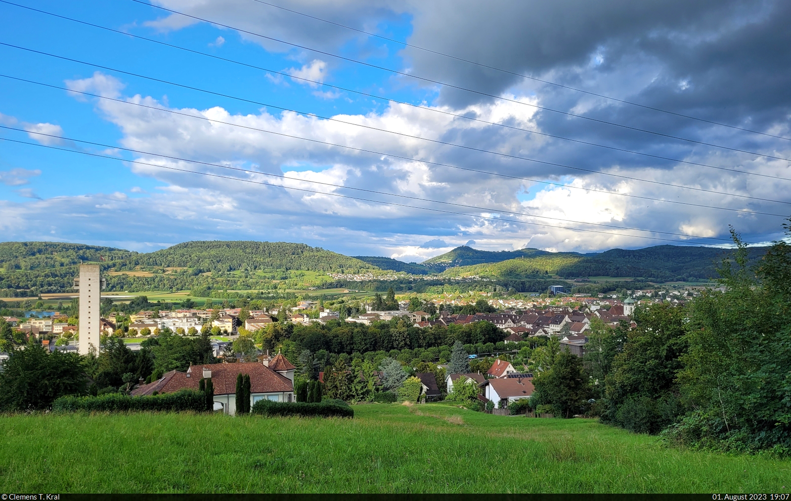 Bad Zurzach ist ein Schweizer Ort an der Grenze zu Deutschland und liegt am Hochrhein. Bekannt ist er vor allem durch sein Thermalbad mit dem Turmhotel, erkennbar am linken Bildrand.

🕓 1.8.2023 | 19:07 Uhr