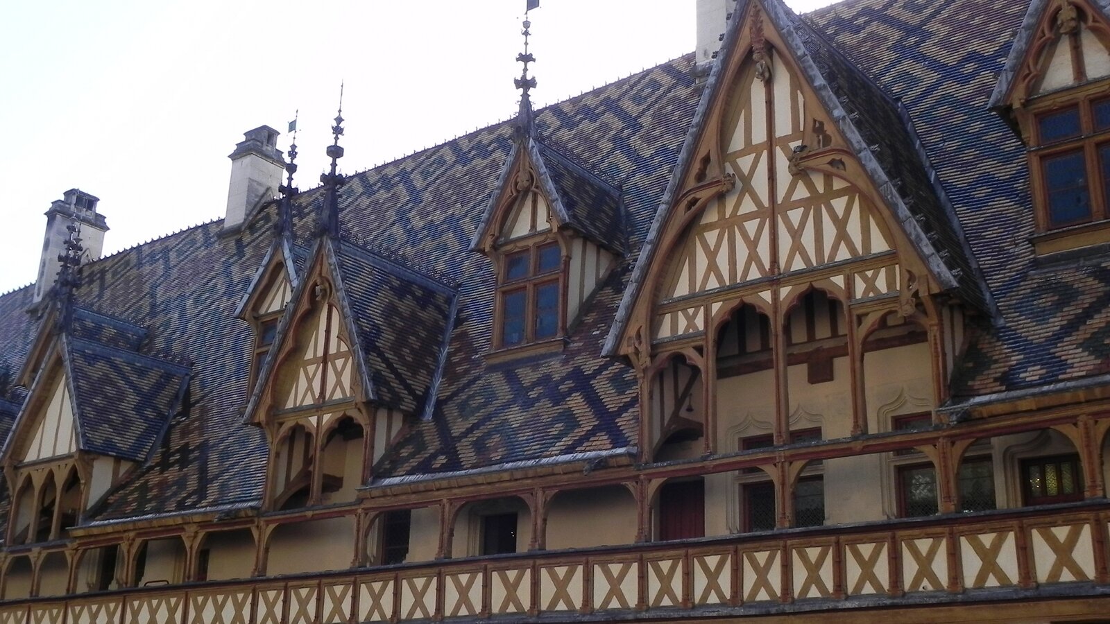 Beaune ist eine von Mauern umgebene Stadt im Zentrum des Weinanbaugebiets Burgund in Frankreich. Sie gilt als Hauptstadt der Burgunderweine. Seit dem 14. Jahrhundert war Beaune neben Dijon Wohnsitz der Herzge von Burgund. Das Htel-Dieu ist ein ehemaliges Krankenhaus in Beaune. Es wurde im Jahre 1443 gegrndet und bis 1971 als Hospital genutzt.