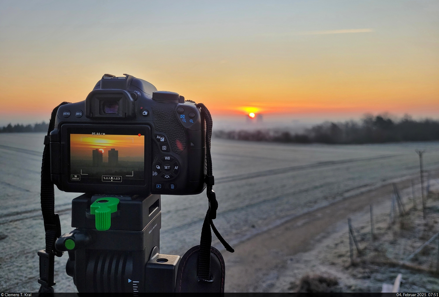 Bei der Arbeit: Schnappschuss w�hrend einer Video-Aufnahme vom Granauer Berg in Halle (Saale), die sp�ter den Sonnenaufgang �ber Halle-Neustadt im Zeitraffer darstellen soll.

🕓 4.2.2025 | 7:51 Uhr