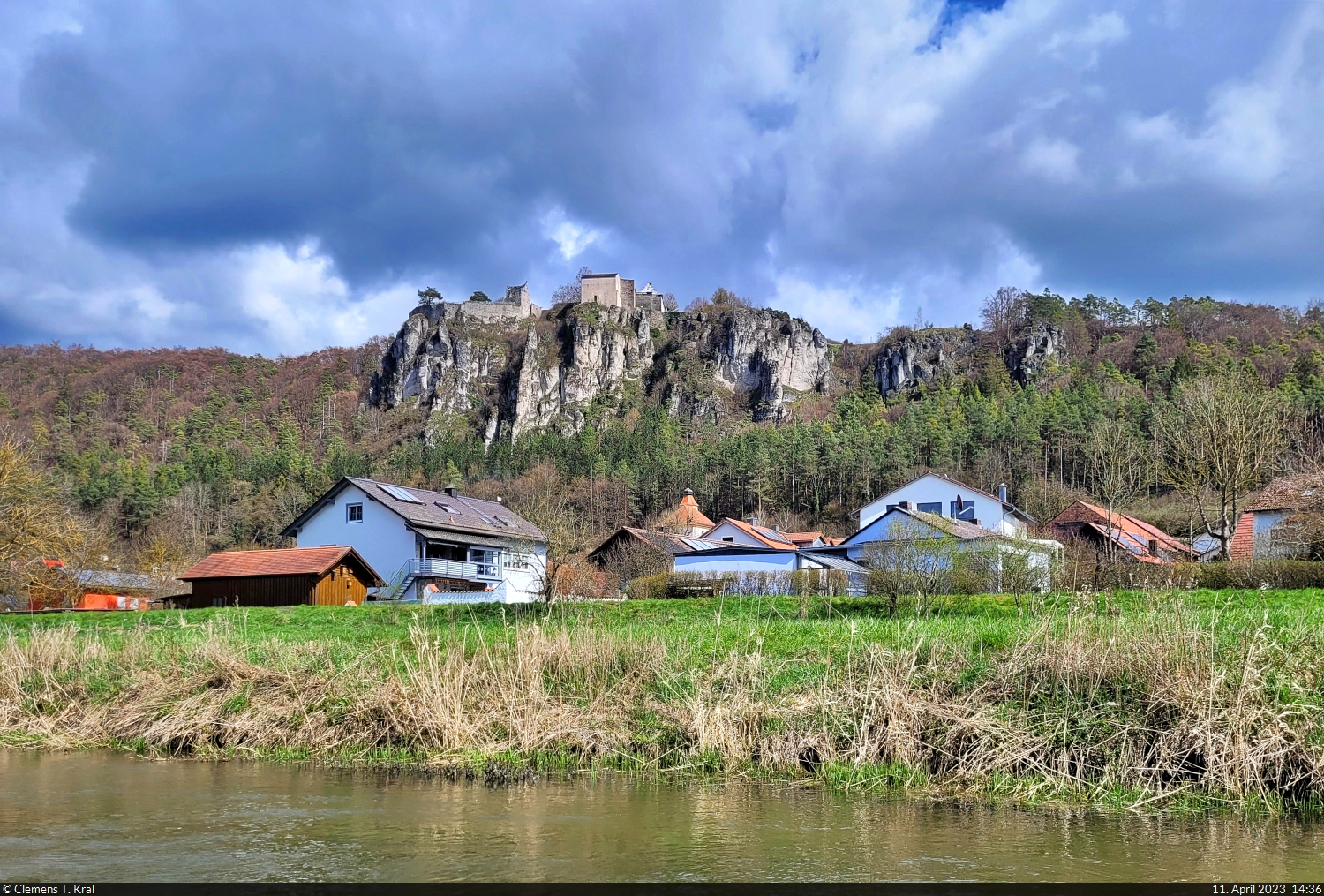 Bereits von Weitem erkennbar ist die Burg Arnsberg bei Kipfenberg, die auf einem etwa 120 Meter hohen Dolomit-Felsen gebaut wurde.
Fotografiert whrend einer Kanufahrt auf der Altmhl.

🕓 11.4.2023 | 14:36 Uhr