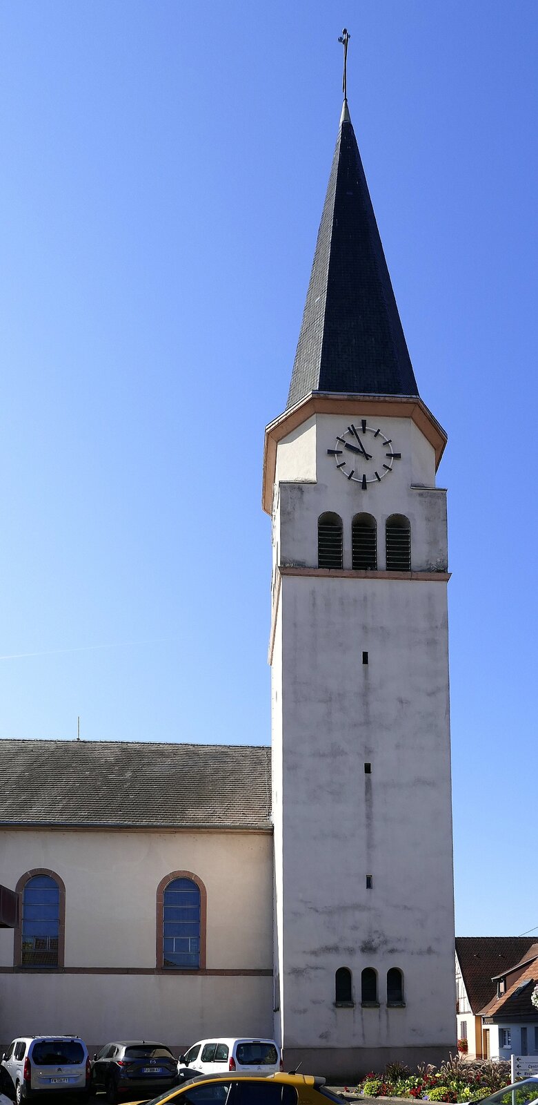 Biesheim im Oberelsa, die katholische Pfarrkirche St.Johannis, Aug.2023