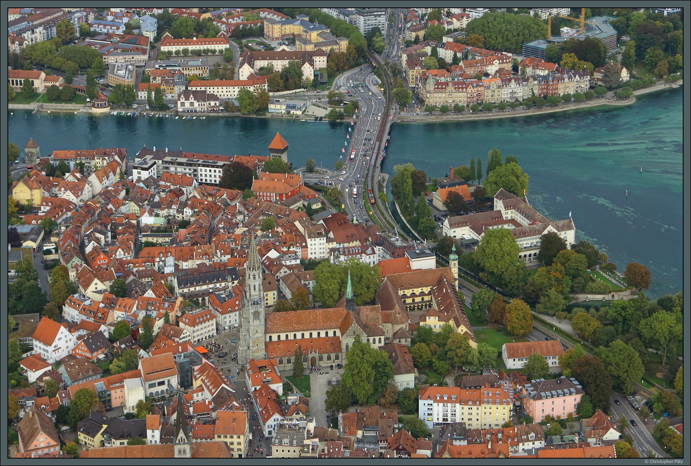 Blick auf den nrdlichen Teil der Altstadt von Konstanz: Im Vordergrund ist das Mnster Unserer Lieben Frau zu sehen, dem sich rechts die Konradikapelle, der Kreuzgang und die Christuskirche anschlieen. Rechts der Bahngleise ist das ehemalige Kloster auf der Dominikanerinsel zu sehen, heute als Hotel genutzt. Nrdlich der Altstadt liegt auf der anderen Seite des Flusses Seerhein der Stadtteil Petershausen, angebunden durch die Alte Rheinbrcke. (Konstanz, 05.10.2023)