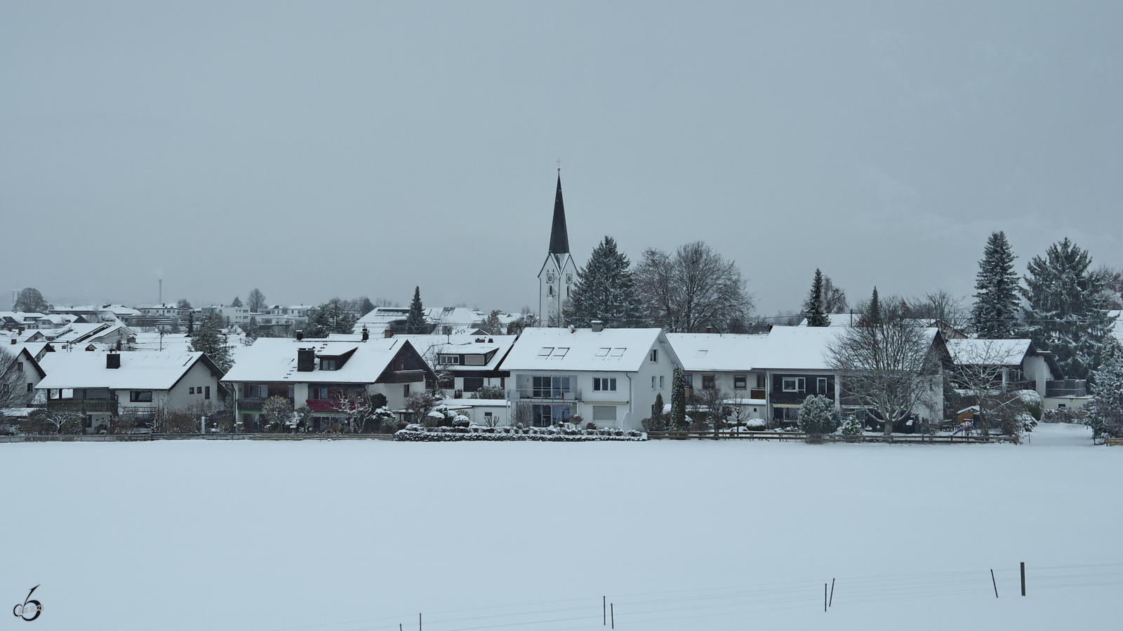 Blick aus dem Bahnfenster auf Durach mit dem Turm der sptgotischen Heilig Geist Pfarrkirche im Hintergrund. (November 2023)