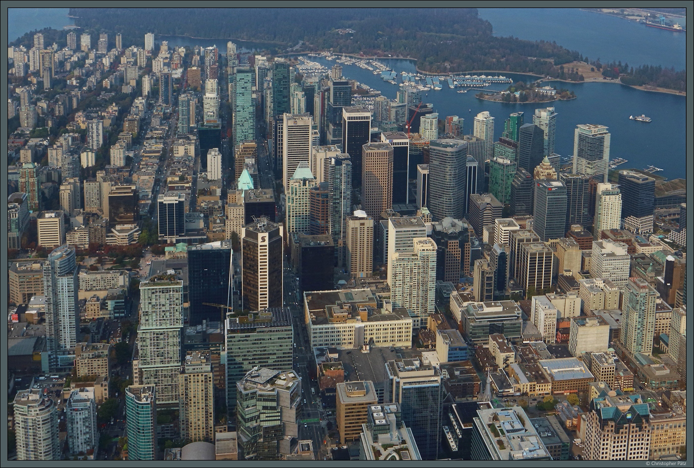 Blick aus dem Flugzeug auf die Downtown von Vancouver. Rechts befindet sich der Coal Harbour, am oberen Bildrand der Stanley Park. (17.10.2022)