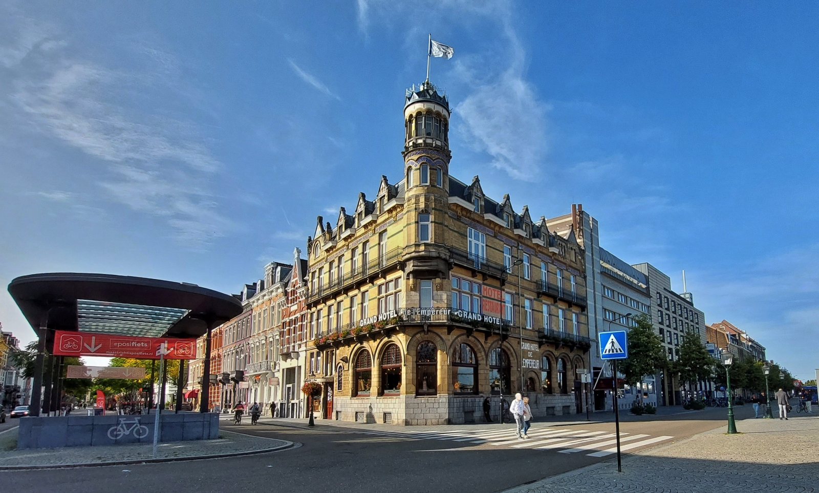 Blick vom Bahnhofsvorplatz in Maastricht auf das Grand Hotel de Lempereur. (Jeanny) 06.10.2023 