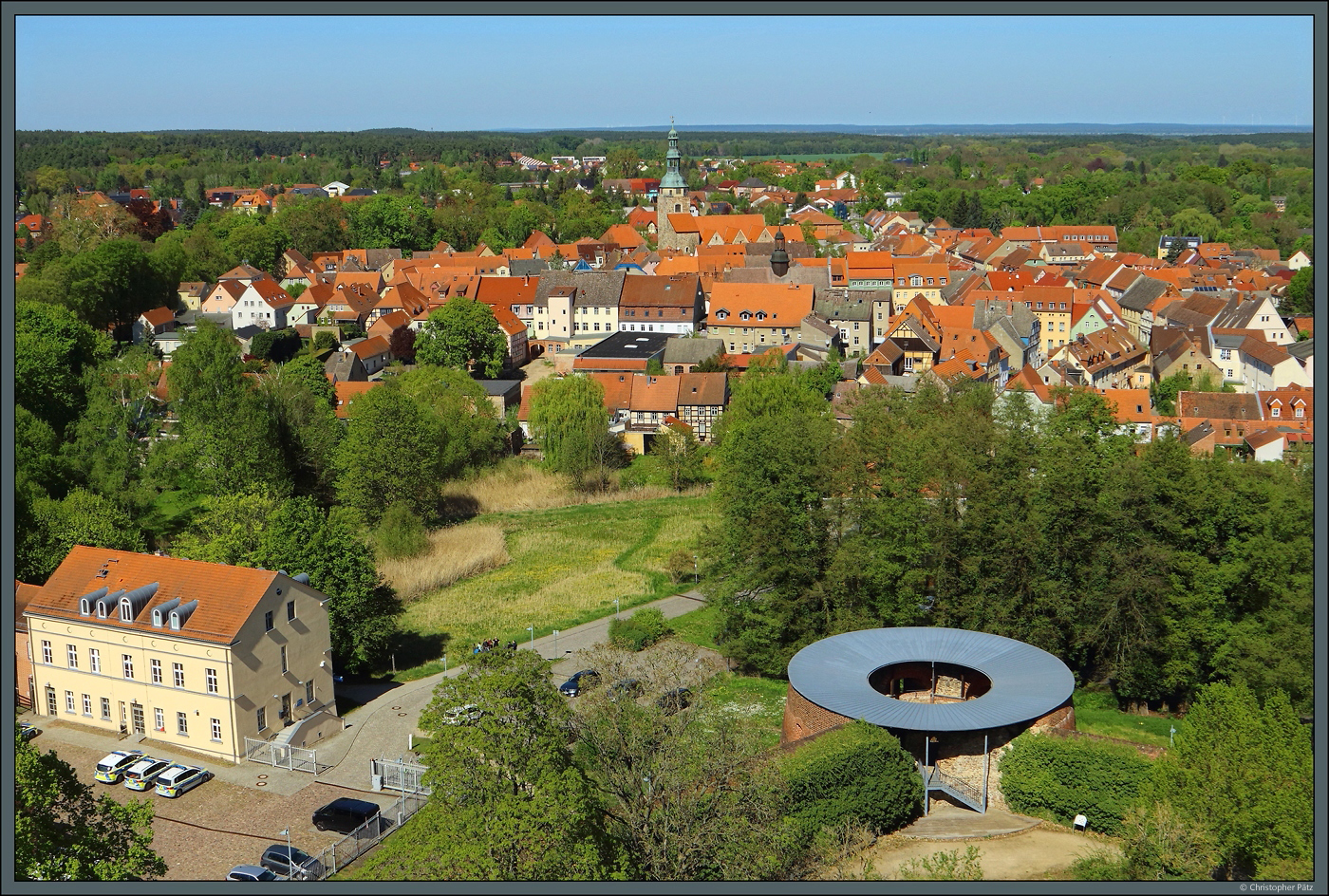 Blick vom Bergfried der Burg Eisenhardt auf die Altstadt von Bad Belzig, die vom Turm der Marienkirche berragt wird. (27.04.2025)