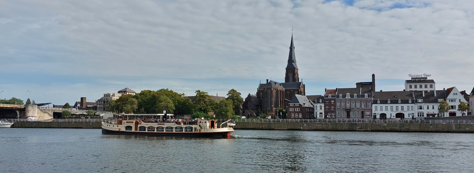 Blick vom Bootsanleger ber die Maas auf den Stadtteil Wyck in Maastricht, mit der St. Martinuskirche. (Jeanny) 06.10.2023