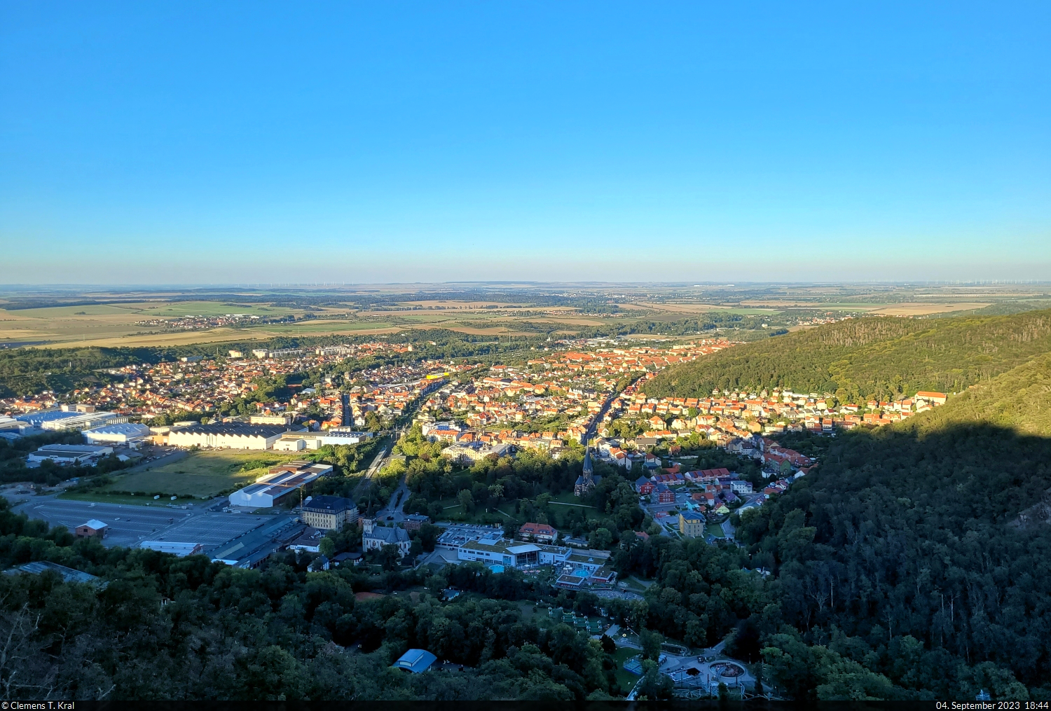 Blick von der Blowshhe ber die Dcher von Thale. Die Stadt selbst ist nichts Besonderes, der Tourismus konzentriert sich auf das Bodetal und den Hexentanzplatz.

🕓 4.9.2023 | 18:44 Uhr