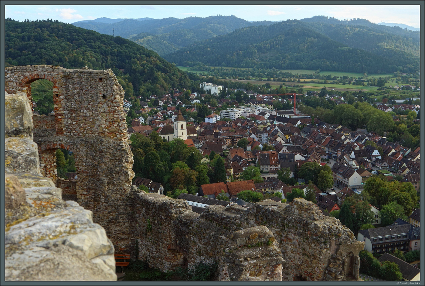 Blick von der Burgruine Staufen auf die gleichnamige Stadt im Breisgau. Zu sehen ist unter anderem die Kirche St. Martin. (Staufen, 29.09.2023)
