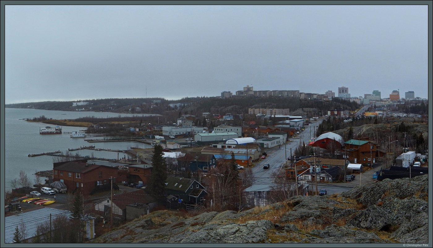 Blick vom Bush Pilots Monument auf das Stadtzentrum von Yellowknife. Die Hauptstadt der Nordwest-Territorien wurde in den 1930er Jahren nach Goldfunden gegrndet. (20.10.2022)