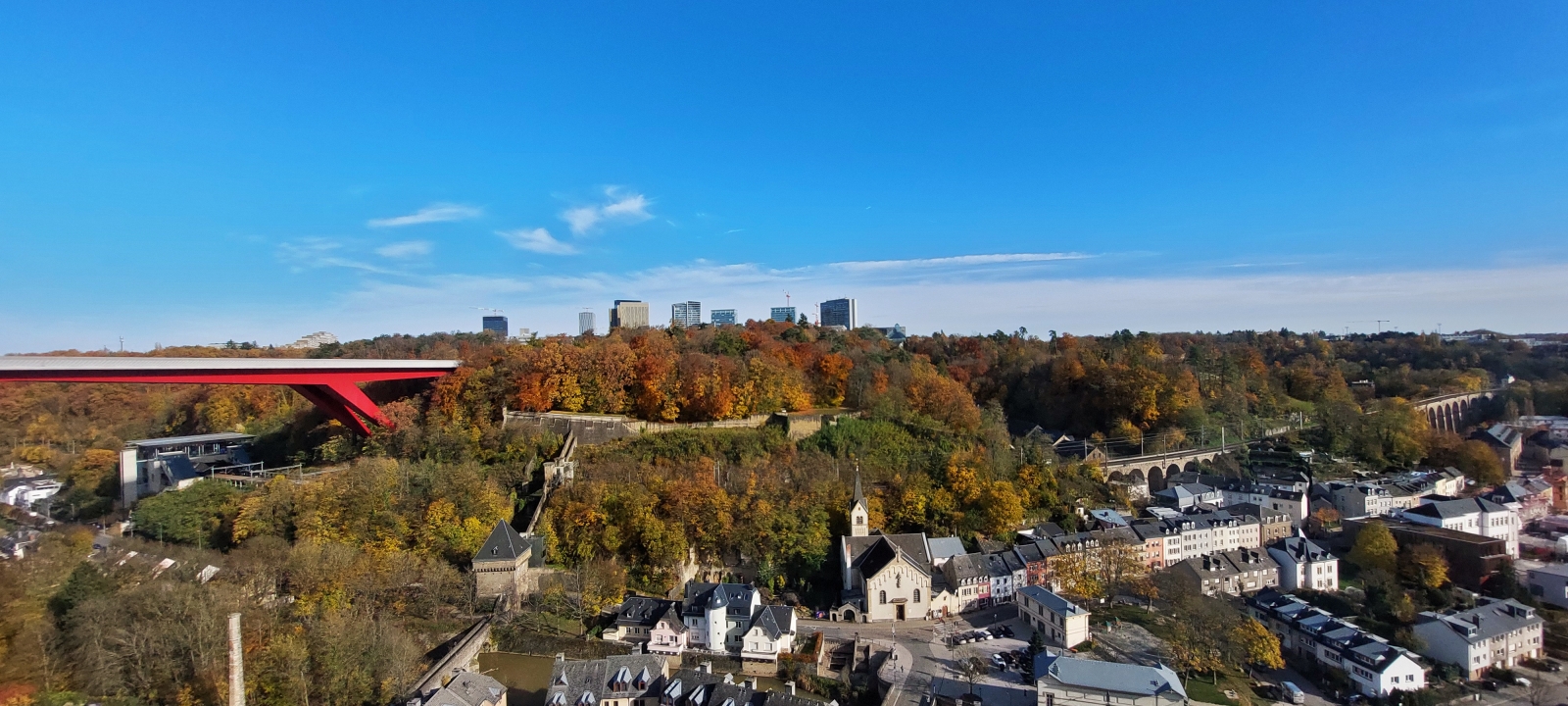 Blick von der Glsernen Passerelle beim Lift in das Pfaffenthal und auf den Kirchberg in der Stadt Luxemburg, Die Eisenbahnlinie ist die Linie 10 vom Bahnhof der Stadt Luxemburg nach Troisvierges. 05.11.2025
