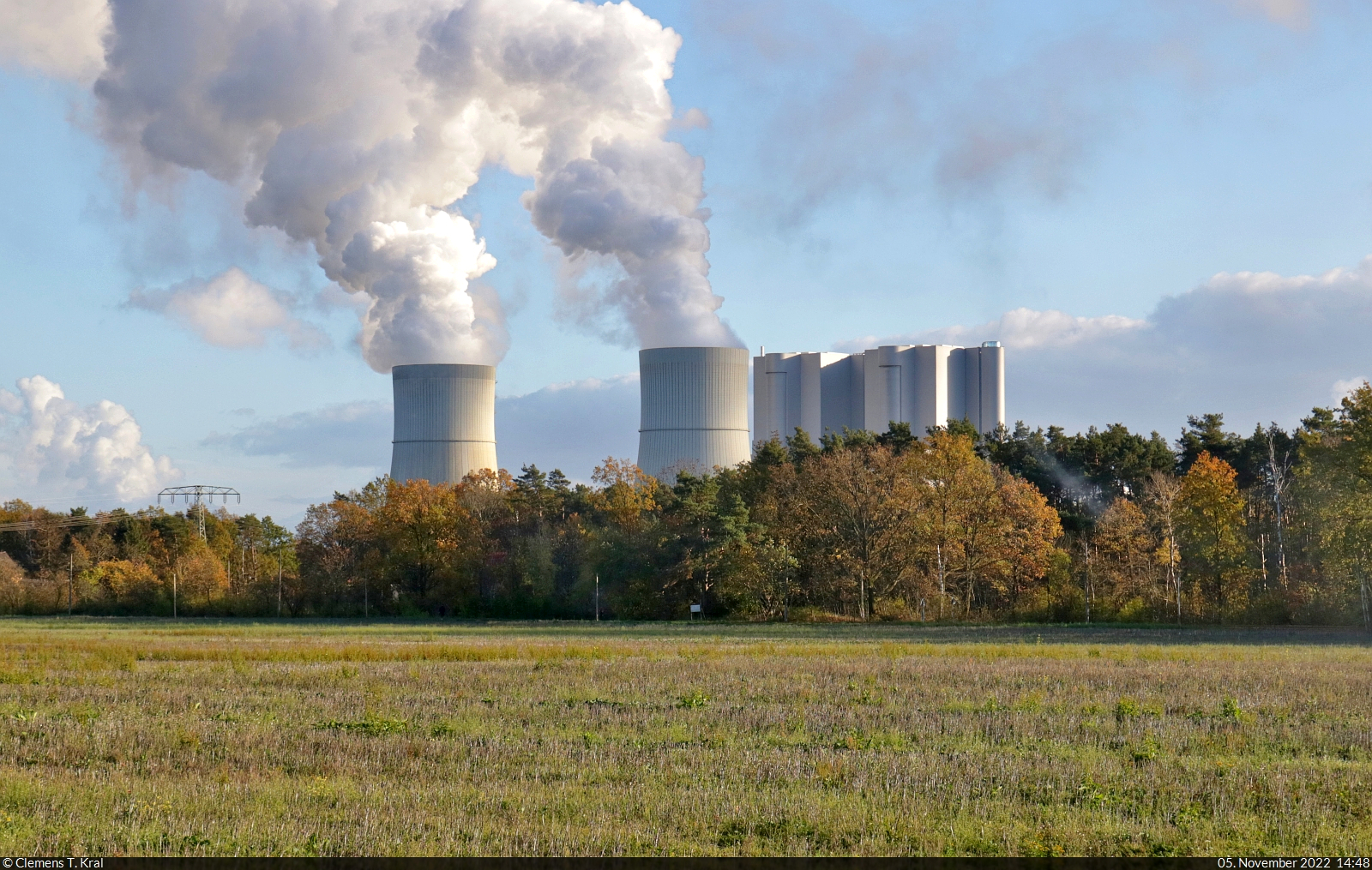 Blick von der Kohleverbindungsbahn auf das Kraftwerk Schwarze Pumpe, eingebettet in einem Industriepark an der Landesgrenze Brandenburg–Sachsen.

🕓 5.11.2022 | 14:48 Uhr