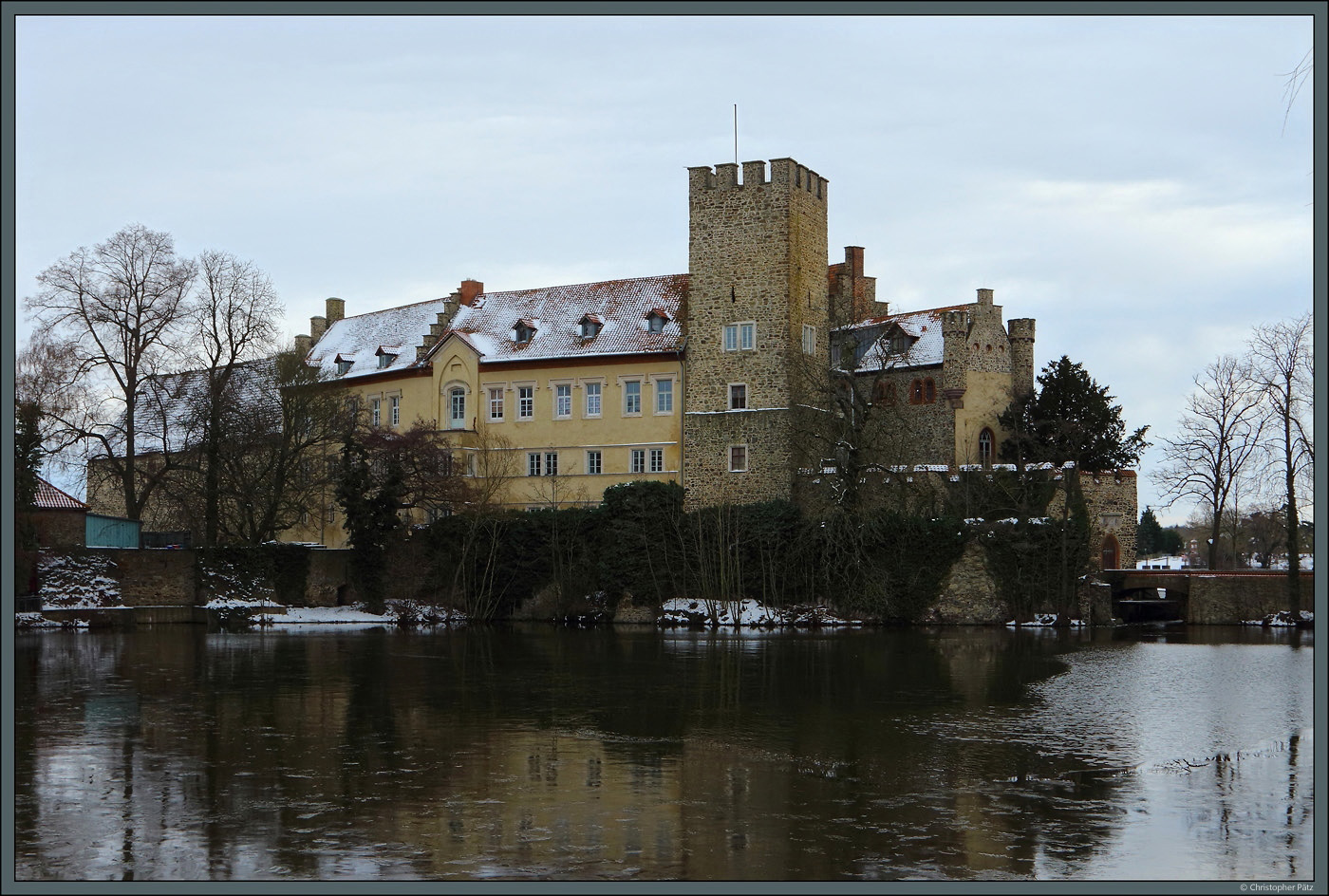 Blick von Nordwesten auf die Wasserburg Flechtingen: Zu sehen ist der Bergfried mit dem angrenzenden Palas und Wirtschaftsgebuden sowie das Tor Richtung Westen. (Flechtingen, 21.01.2024)