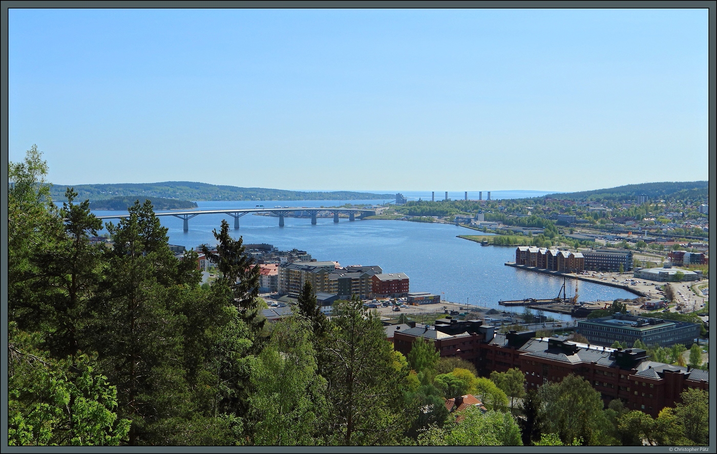 Blick vom Norra Berget zum Hafen von Sundsvall und der Sundsvallsbron. (20.05.2023)