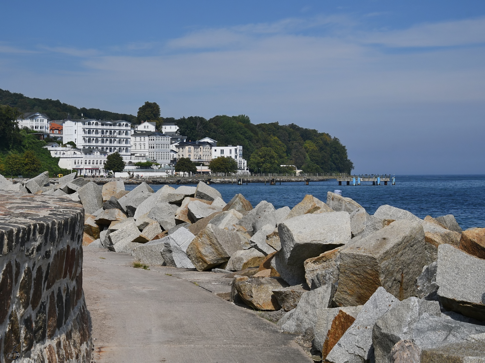 Blick von der Ostmole auf die Ostsee und die Hotels an der Strandpromenade. (Sassnitz, August 2023)