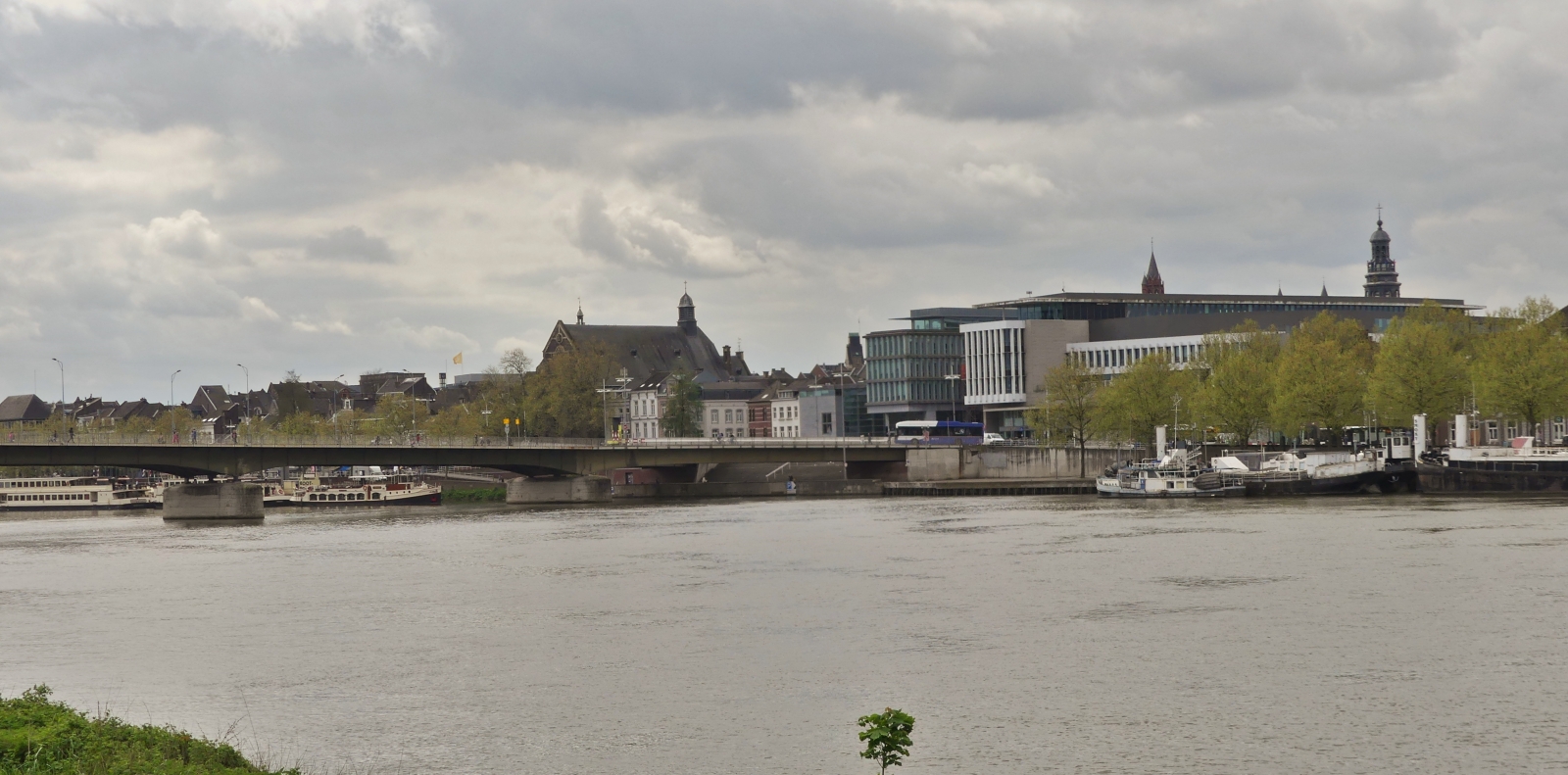 Blick von der Rechten Maas Seite auf das Mosea Forum und einen Teil der Wilhelmine-Brcke mit der Altstadt von Maastricht. 04.2024