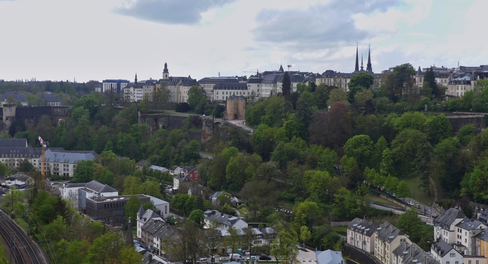 Blick von der Roten Brcke auf das Pfaffenthal und die Oberstadt Luxemburg. 04.2024

