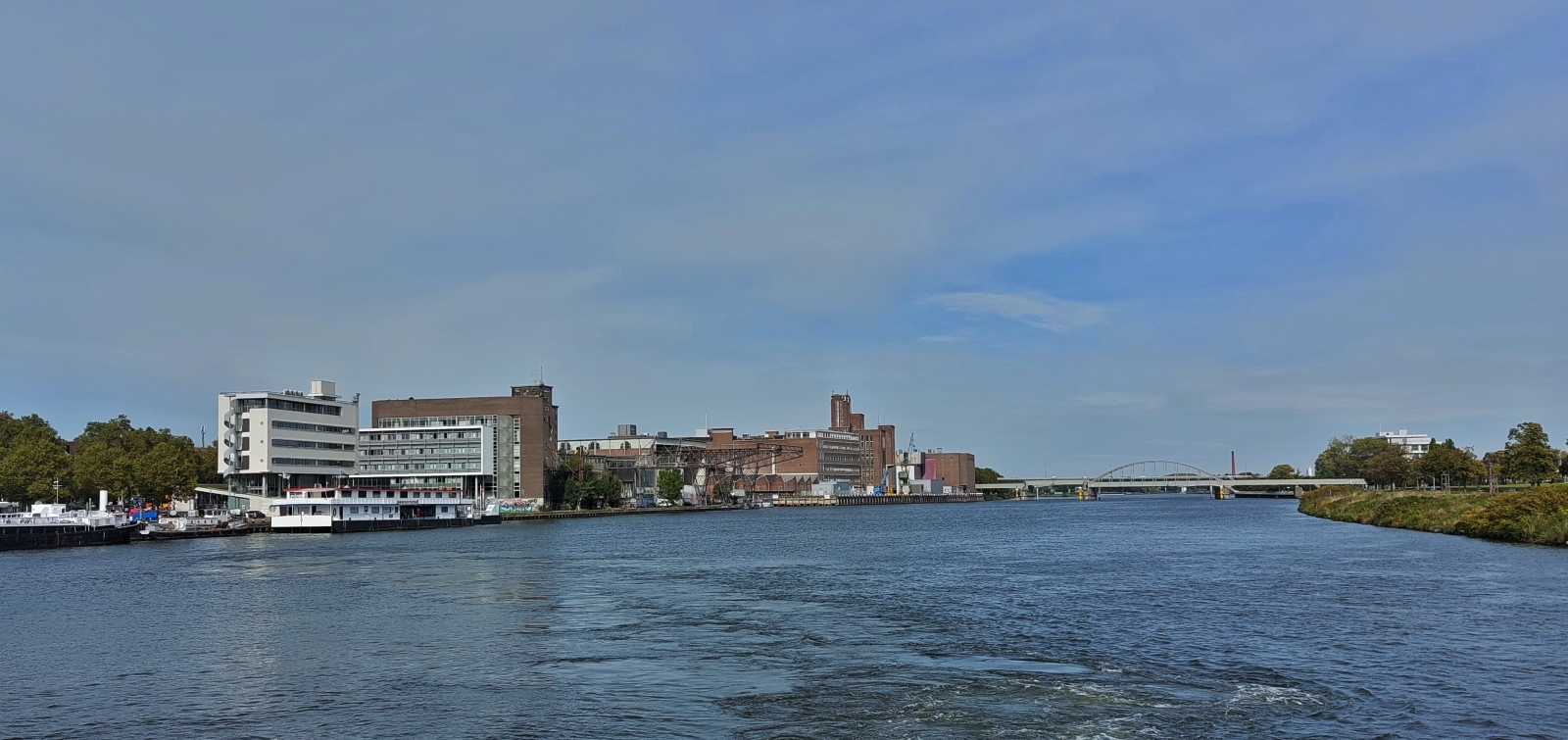 Blick vom Schiff ber die Maas auf das frhere Getreidelager am Ufer der Maas, 
heute wird das Gebude fr Kulturelle Zwecke und diverse Veranstaltungen genutzt. (Jeanny) 06.10.2023