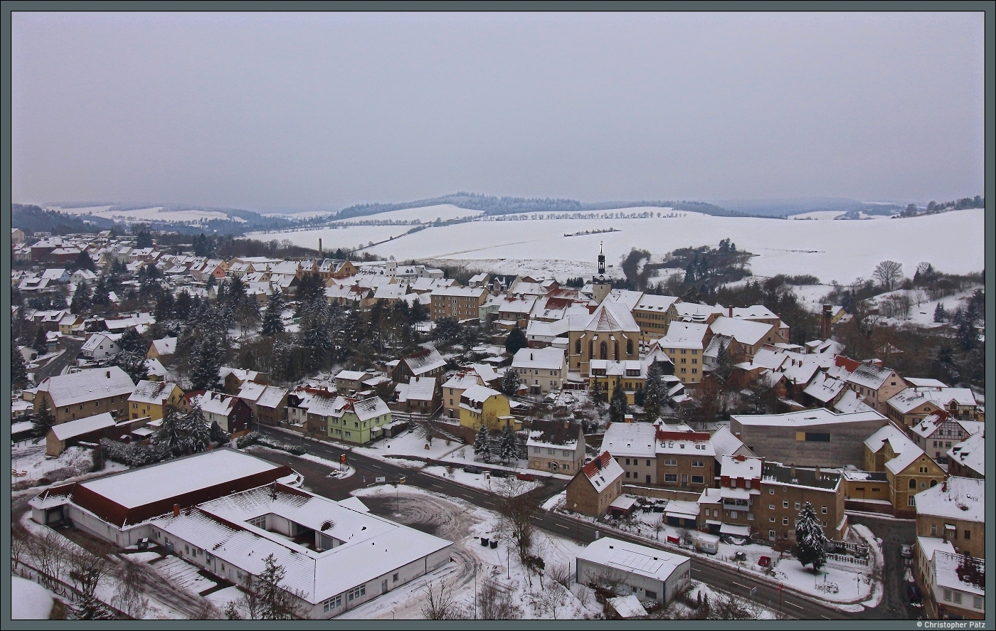 Blick vom Schloss Mansfeld auf das Zentrum der Stadt Mansfeld: Etwa mittig erhebt sich die Kirche St. Georg. Rechts daneben ist das Museum  Luthers Elternhaus  zu sehen. (01.02.2026)