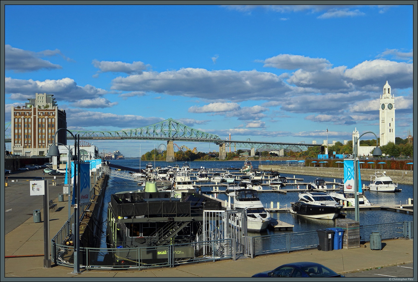 Blick ber den alten Hafen von Montreal mit dem Montreal Clock Tower rechts. Im Hintergrund quert die 1930 erffnete Jacques-Cartier-Brcke den Sankt-Lorenz-Strom. (10.10.2022)