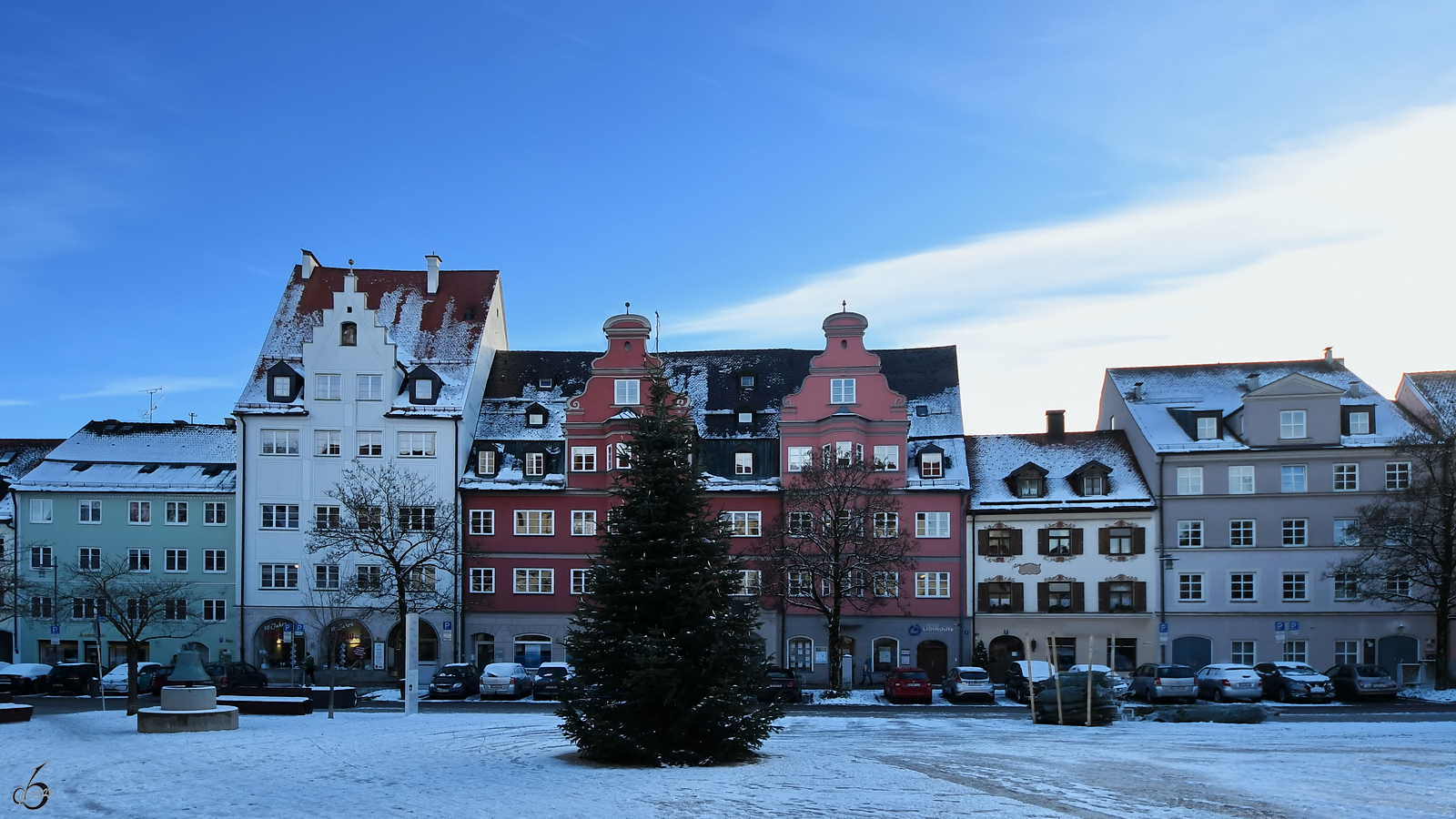 Blick ber den St. Mang Platz auf eine Huserreihe in der Kemptener Altstadt. (November 2023)