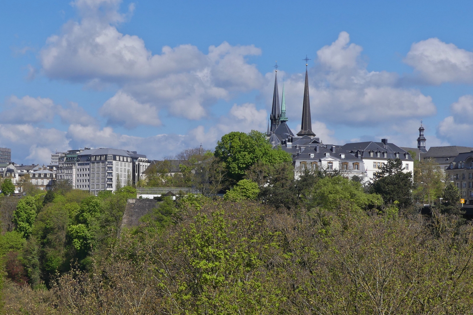 Blick vom Viadukt ber das Petrustal auf die Oberstadt von Luxemburg. 04.2024