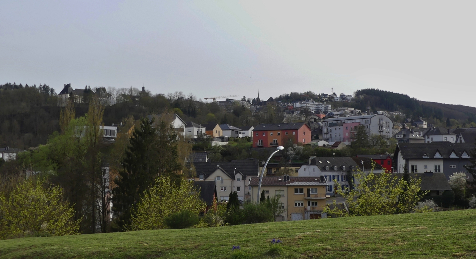 Blick von Weidingen auf die Oberstadt von Wiltz mit dem Schlo Wiltz. 04.2024

