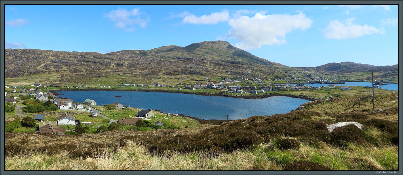 Blick von Westen auf Castlebay mit der Burg Kisimul Castle ganz rechts und dem Heaval, dem hchsten Berg der Insel Barra, im Hintergrund. (09.05.2025)