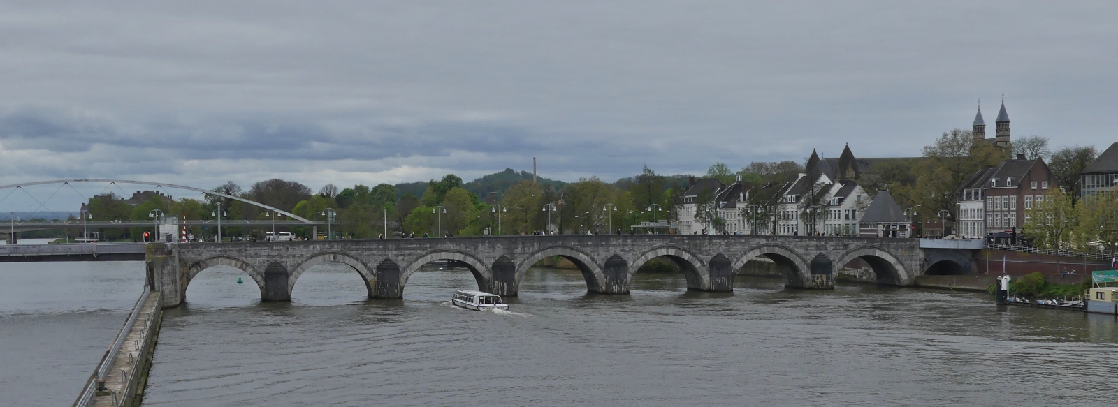 Blick von der Wilheminabrcke auf die Sint Servaasbrug, diese berspannt die Maas in Maastricht auf einer Lnge von 160 m, sie Dient als Fugnger und Fahrradbrcke, sie wir auch als die lteste Brcke der Niederlande bezeichnet. 12.04.2024.