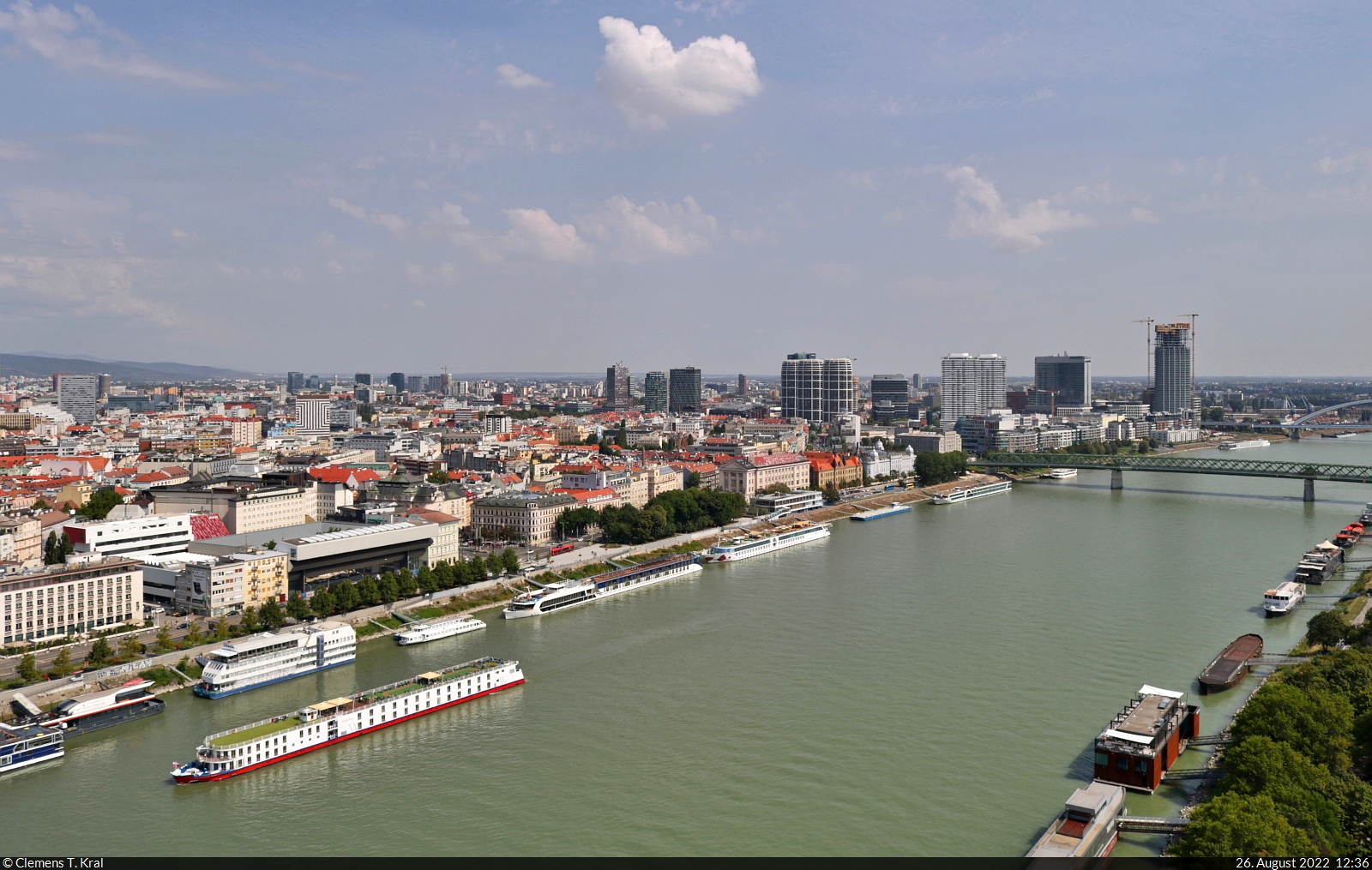 Bratislava (SK):
Die Aussichtsplattform des UFO-Turms lsst den Besucher weit ber die Dcher der Donau-Metropole blicken. Besonders ins Auge fallen dabei die neugebauten Hochhuser sowie der Schiffsverkehr.

🕓 26.8.2022 | 12:36 Uhr